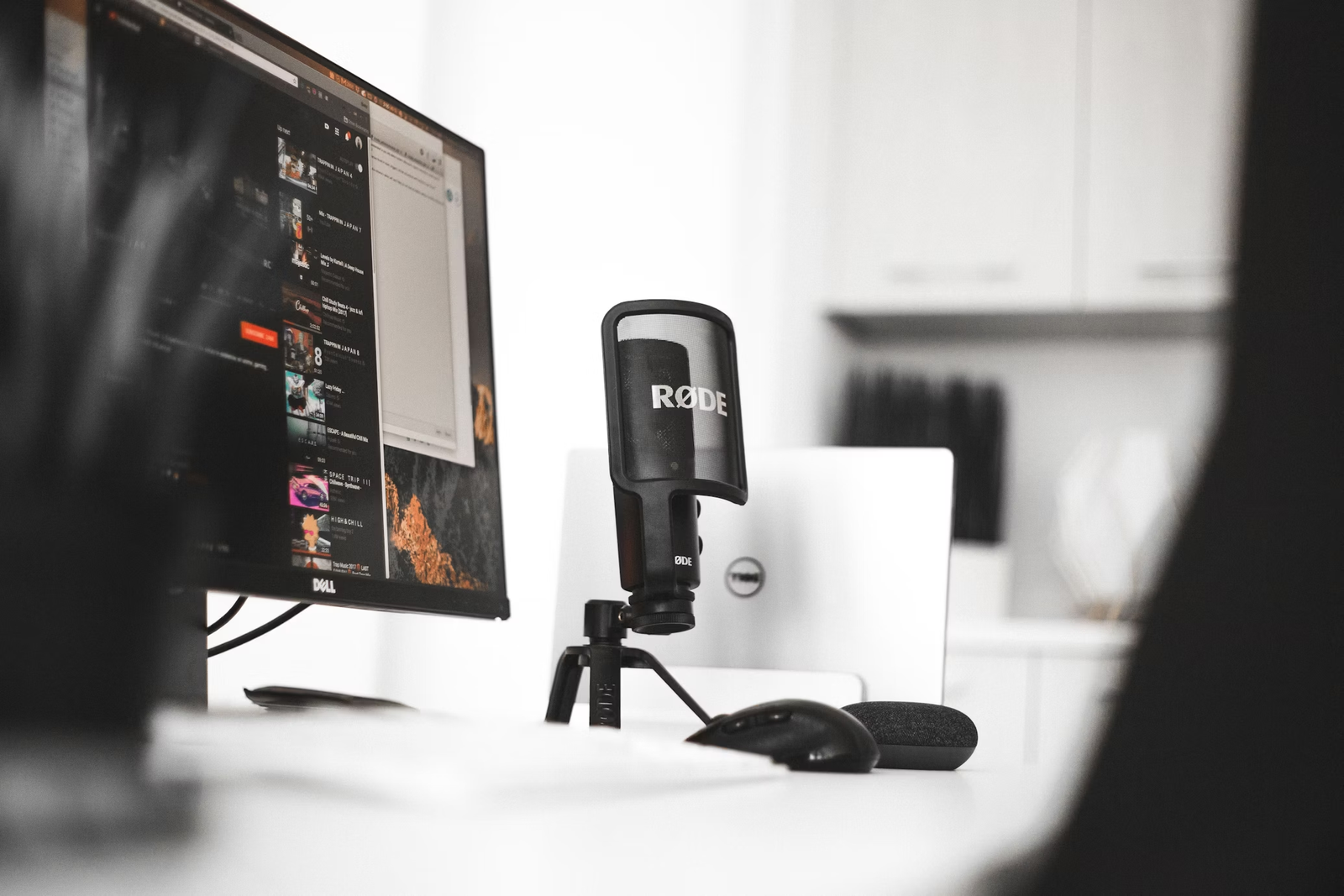 Read more about the article Tips for Creating a Portable Podcast Studio Setup